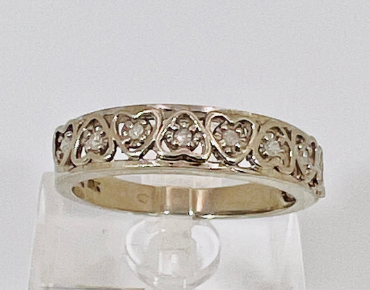 10k White Gold Round Cut 8pt Diamond Heart Band Ring