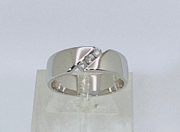 14k White Gold Round Cut 15pt Diamond Band Ring