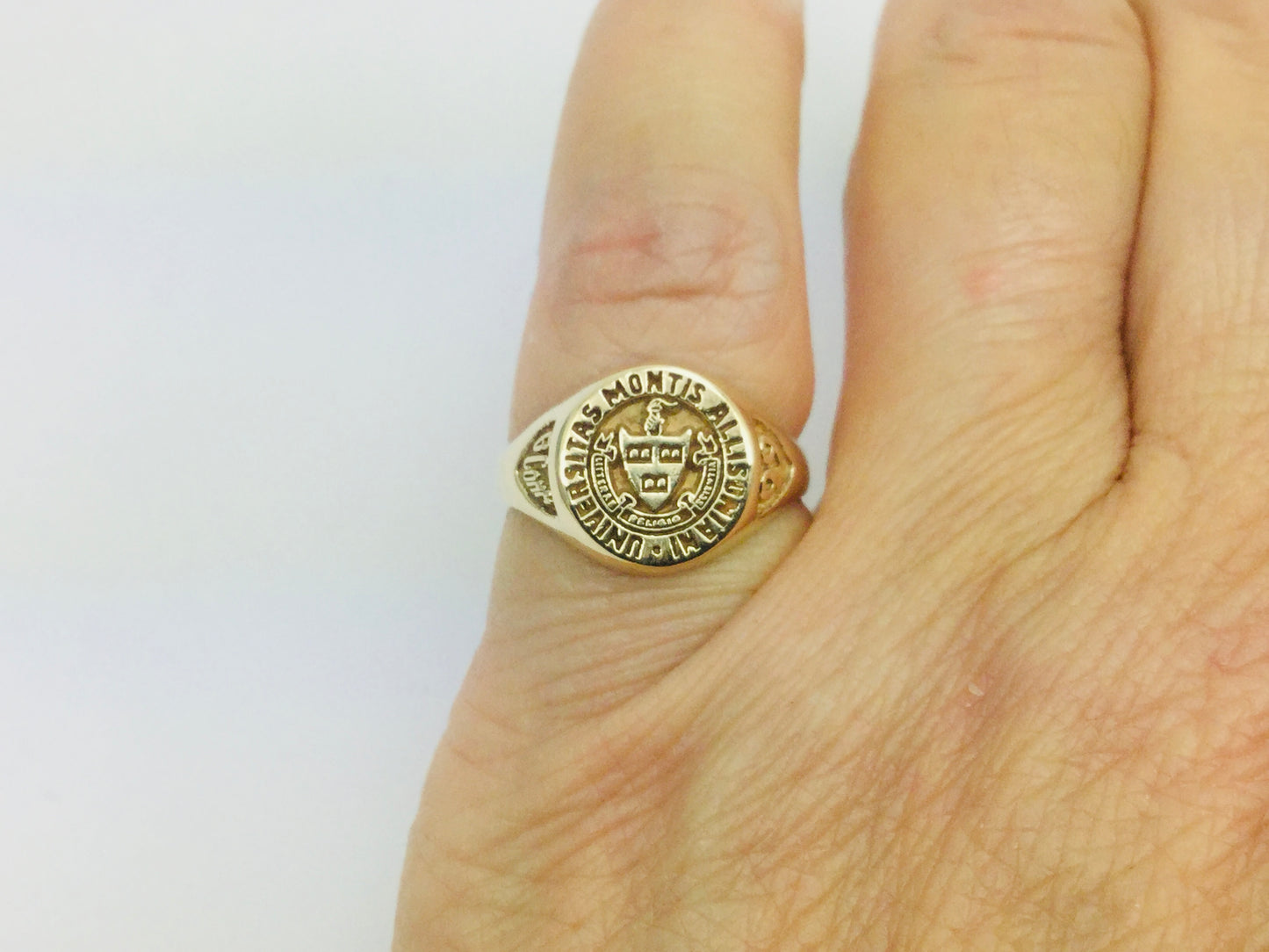 10k Yellow Gold 'Universitas Montis Allisoniani' School Crest Ring