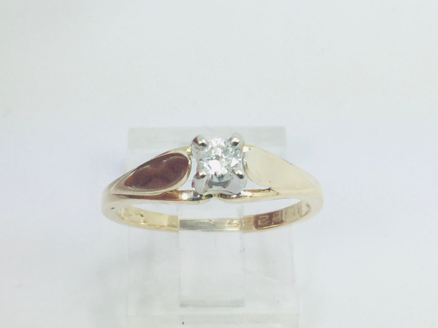 14k Yellow Gold Round Cut 15pt Diamond Solitaire Ring