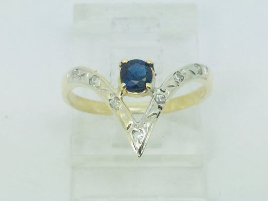 10k Yellow Gold Round Cut 20pt Sapphire September Birthstone & 4pt Diamond Chevron Ring