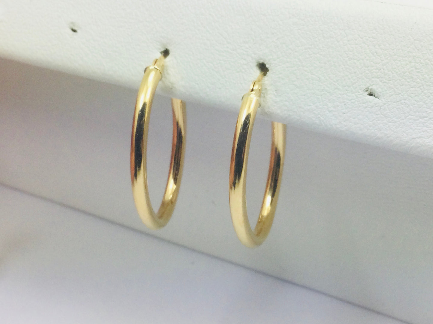 18k Yellow Gold Oval Hoop Earrings