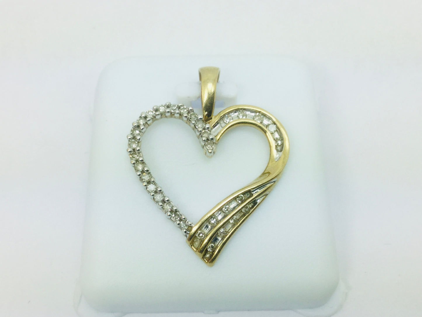 10k Yellow Gold Round Cut 32pt Diamond Heart Pendent