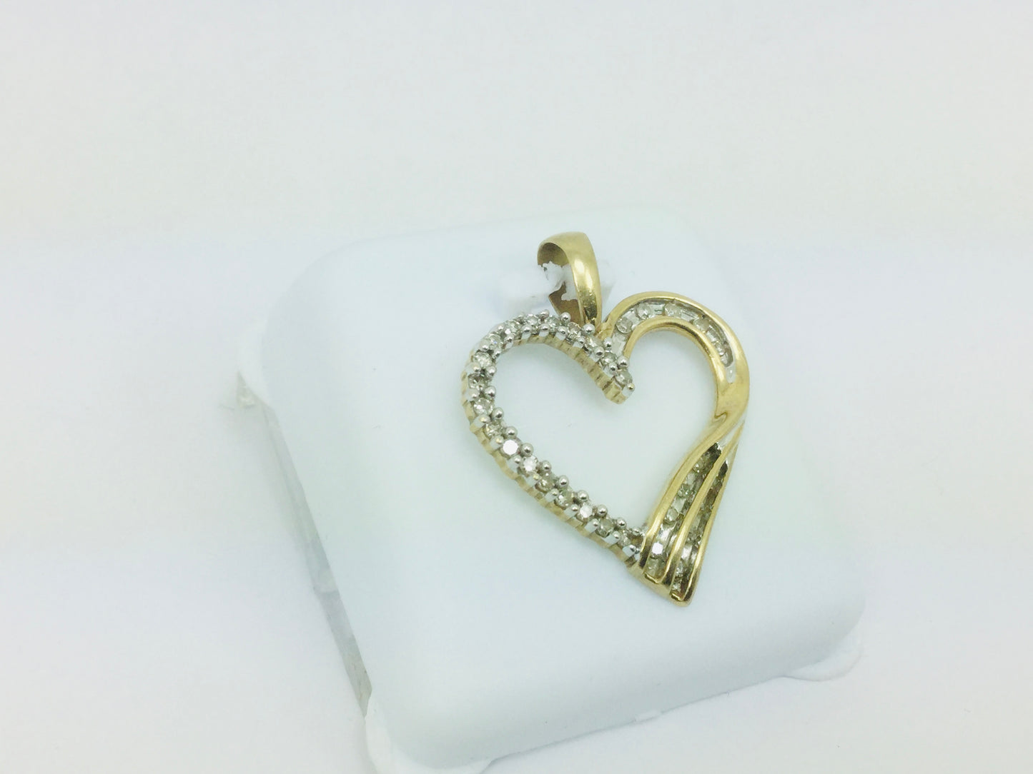 10k Yellow Gold Round Cut 32pt Diamond Heart Pendent