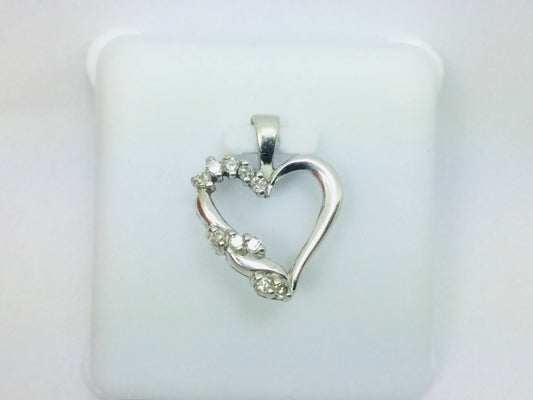 10k White Gold Round Cut 10pt Diamond Heart Pendent