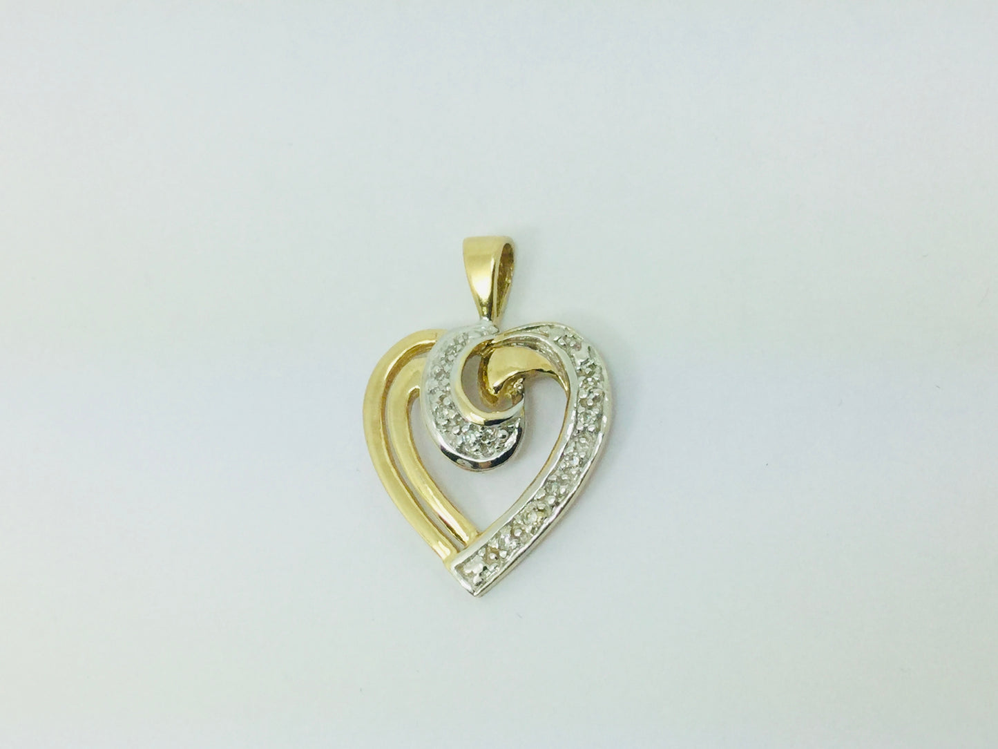 10k Yellow Gold Round Cut 10pt Diamond Heart Pendent