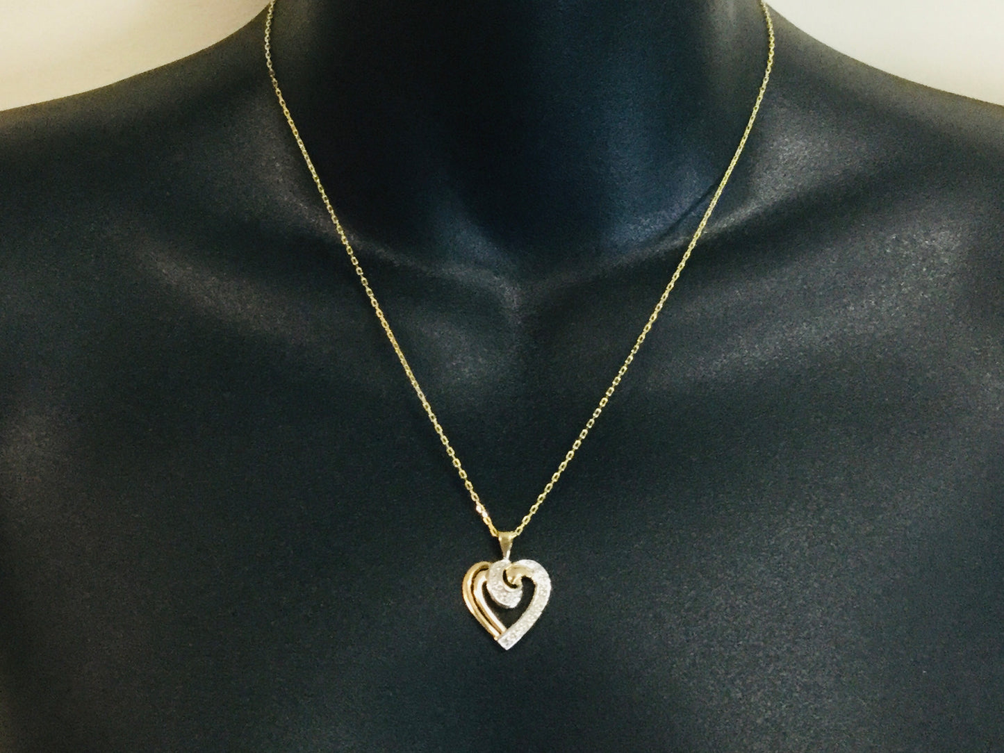 10k Yellow Gold Round Cut 10pt Diamond Heart Pendent