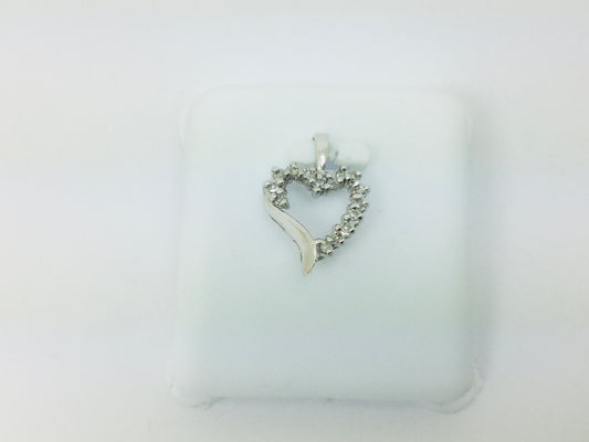 10k White Gold Round Cut 15pt Diamond Heart Pendent