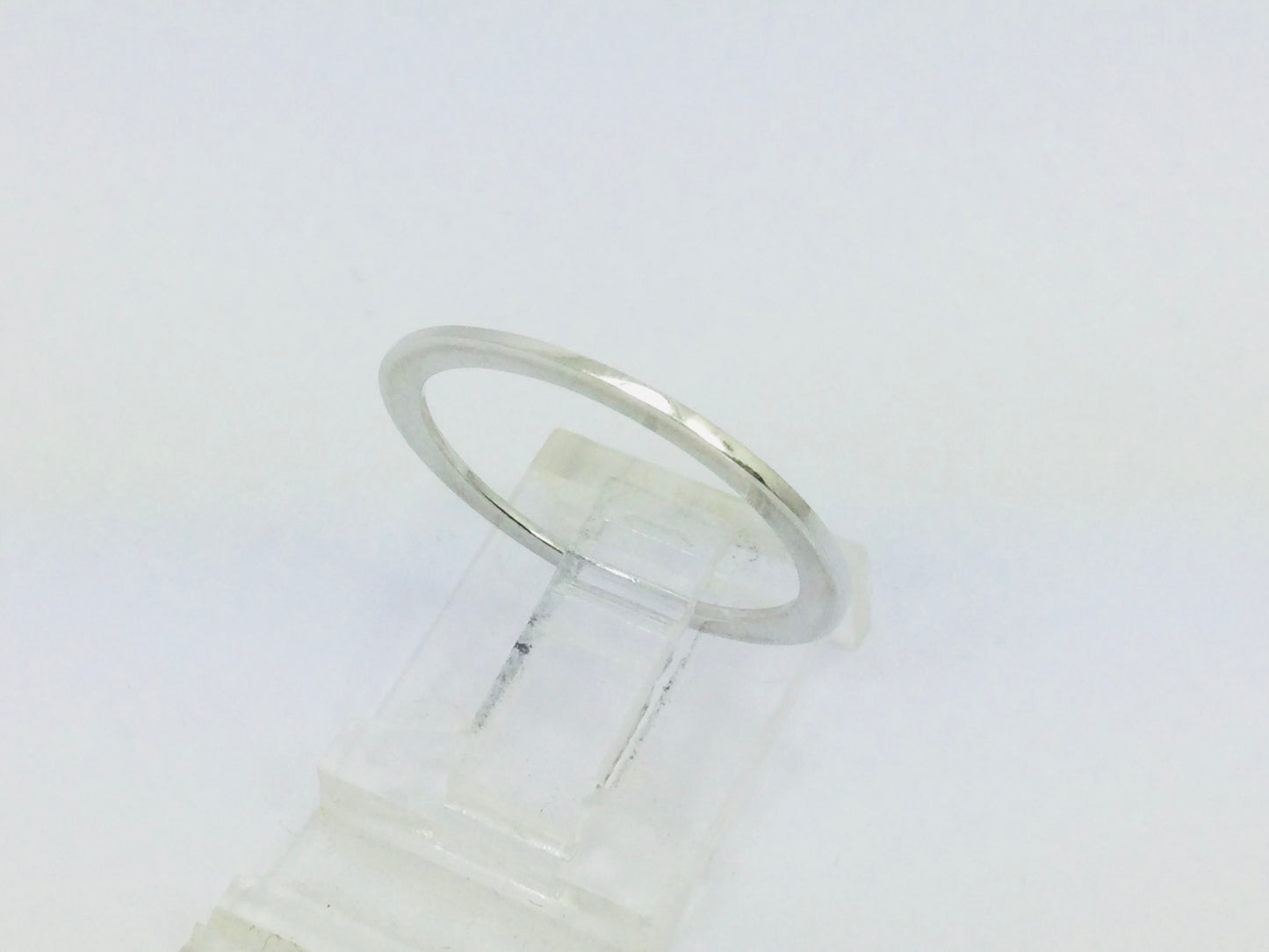 18k White Gold Thin Band Ring